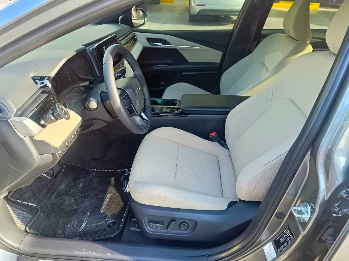 Car image 17