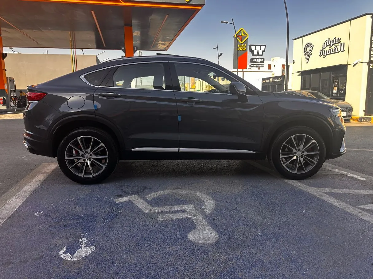 Car image 4