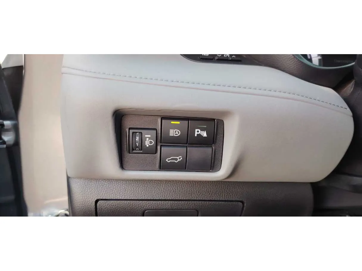 Car image 26