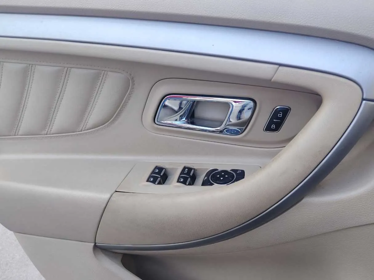 Car image 32