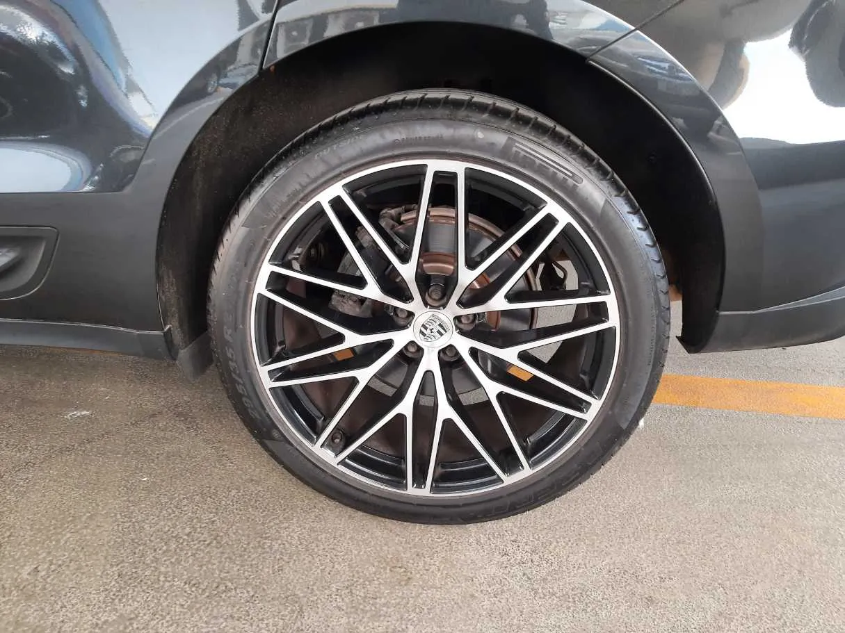 Car image 9