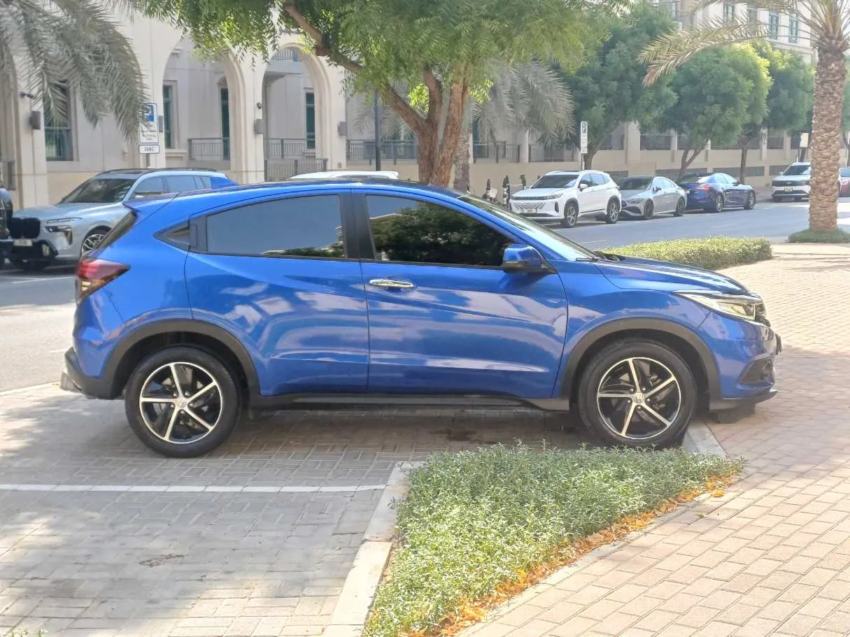 Car image 4