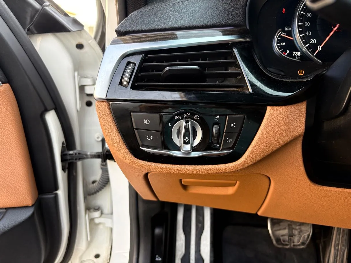 Car image 26
