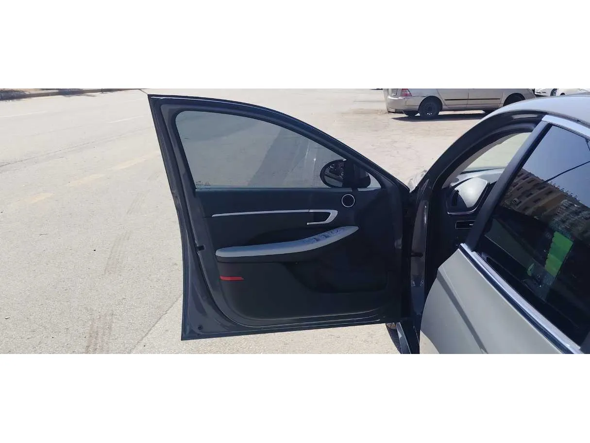 Car image 11