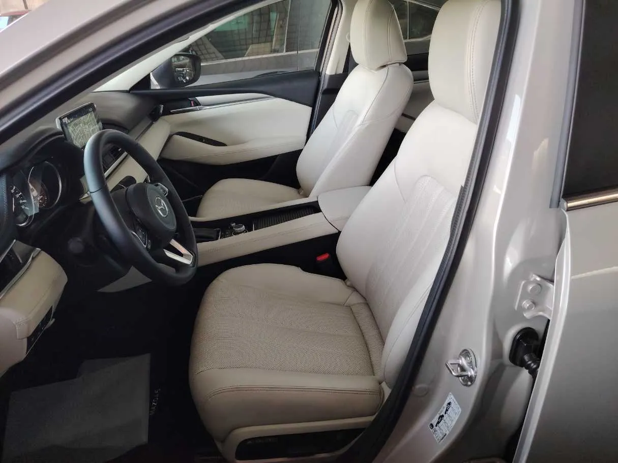 Car image 12