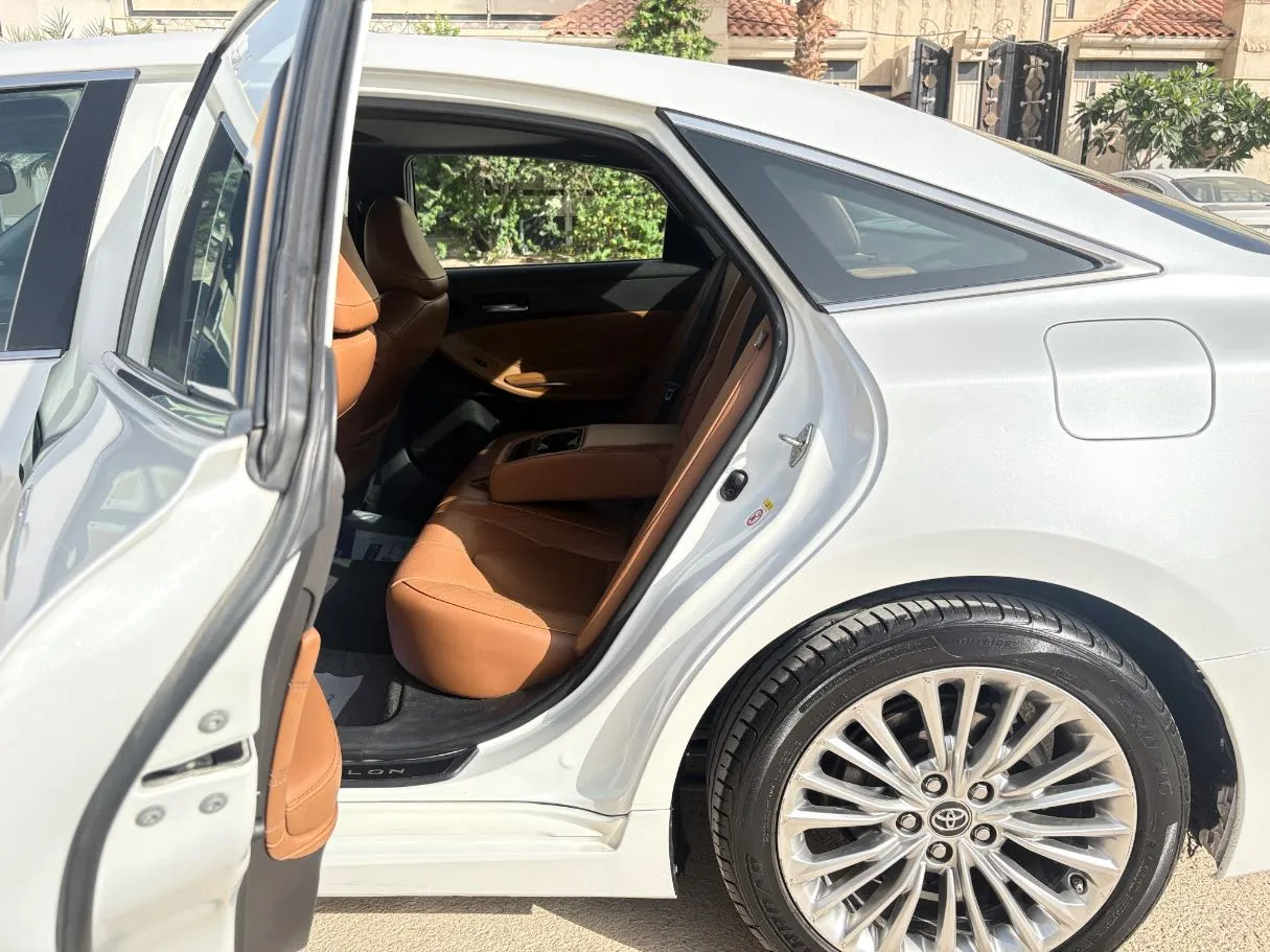 Car image 16