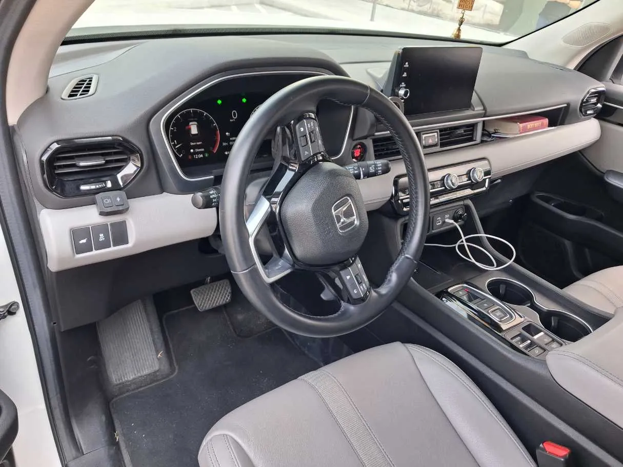 Car image 11