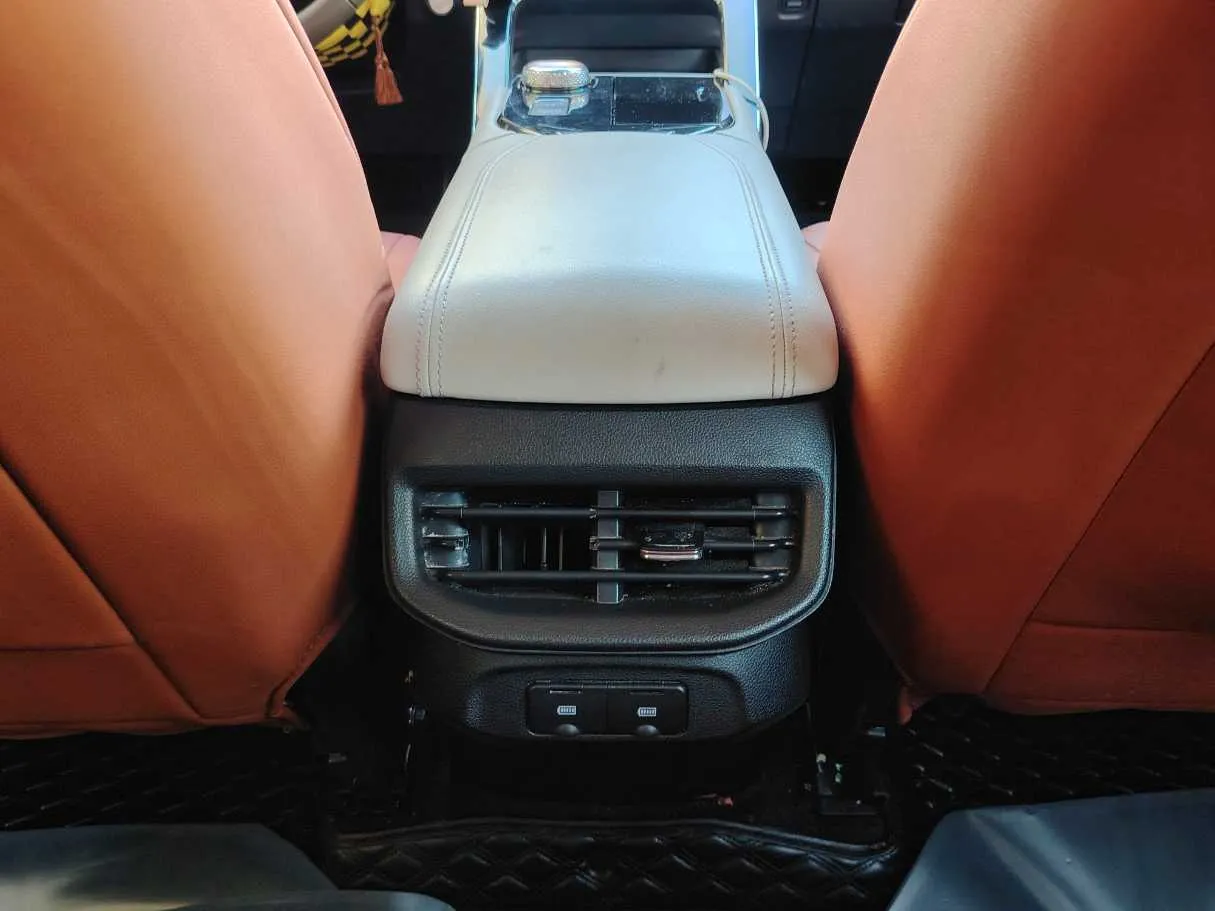 Car image 24