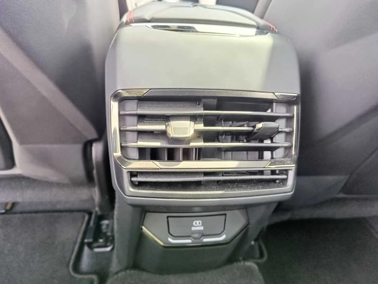 Car image 32