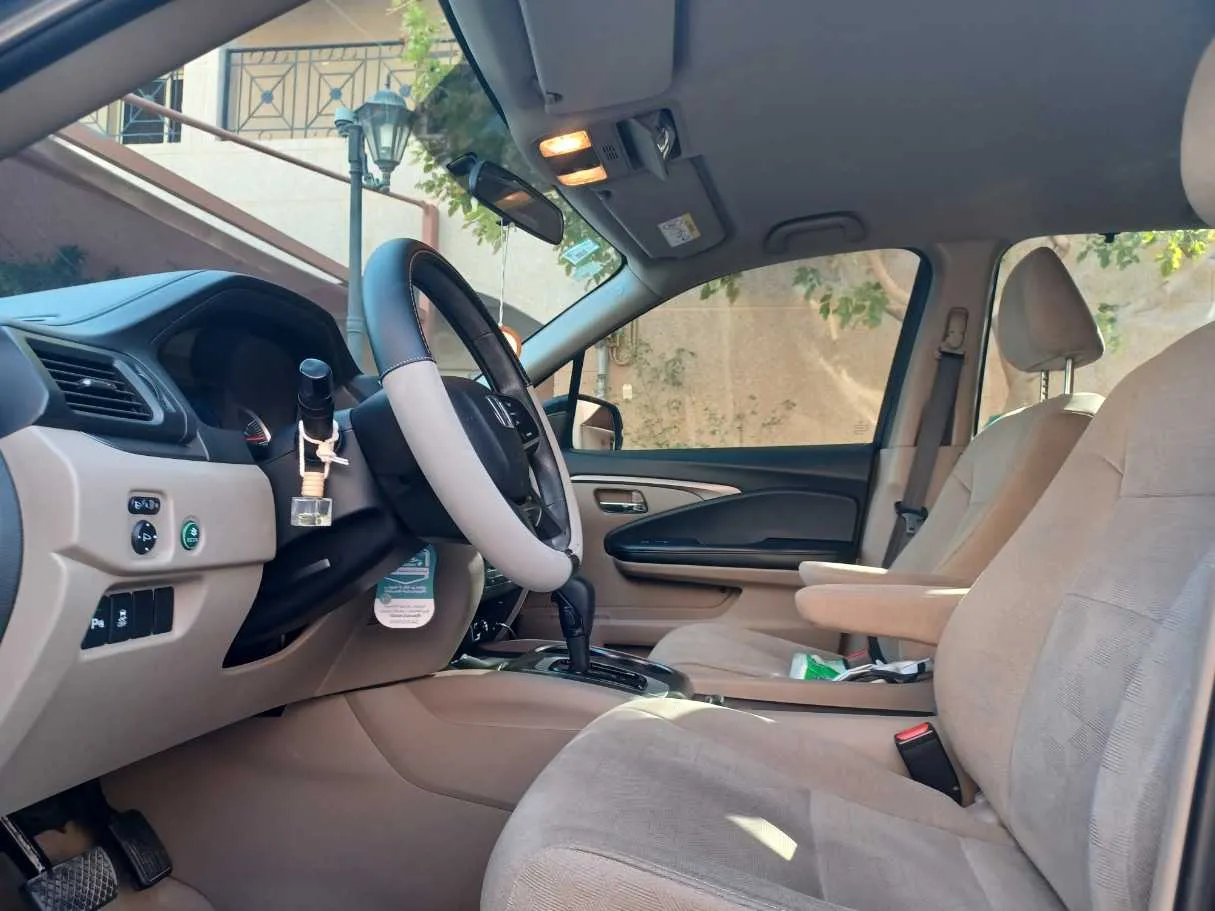 Car image 12