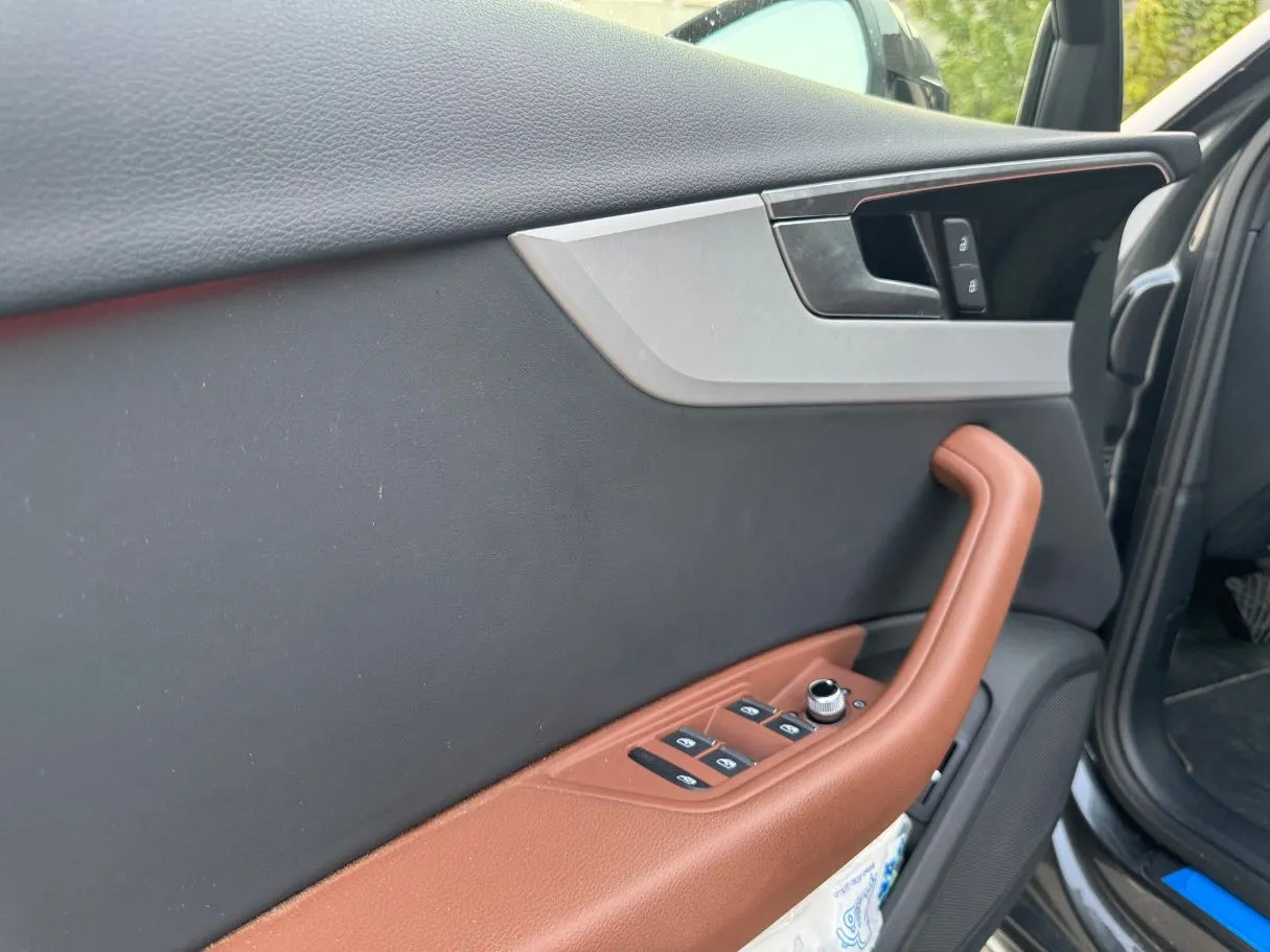 Car image 26