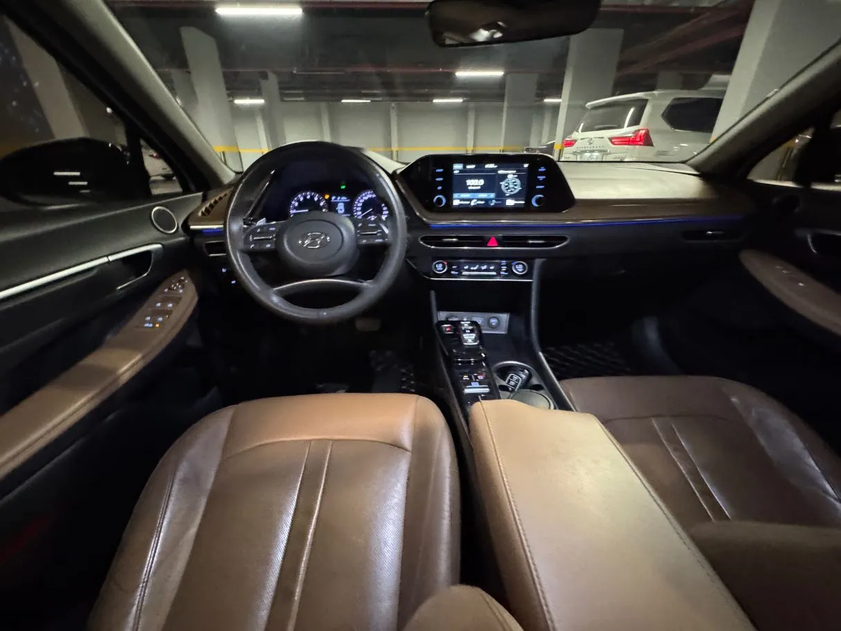 Car image 15