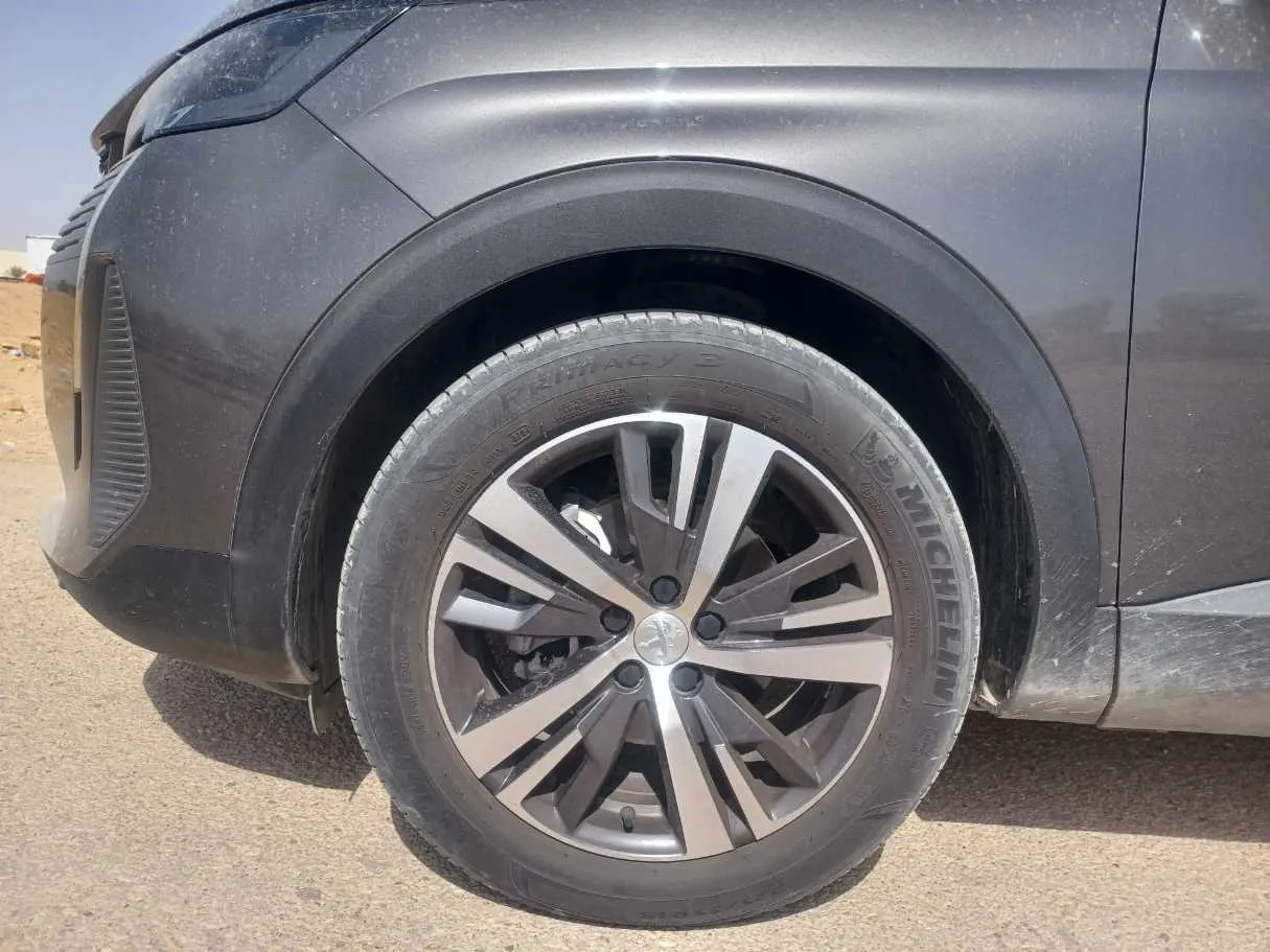 Car image 9