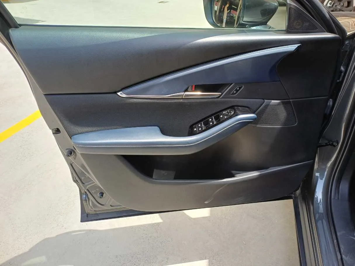 Car image 10