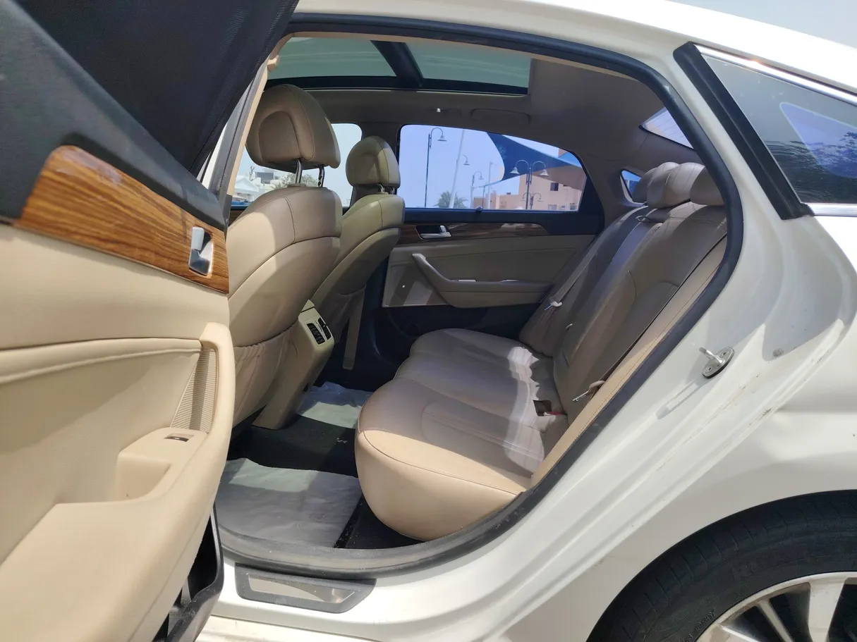 Car image 16