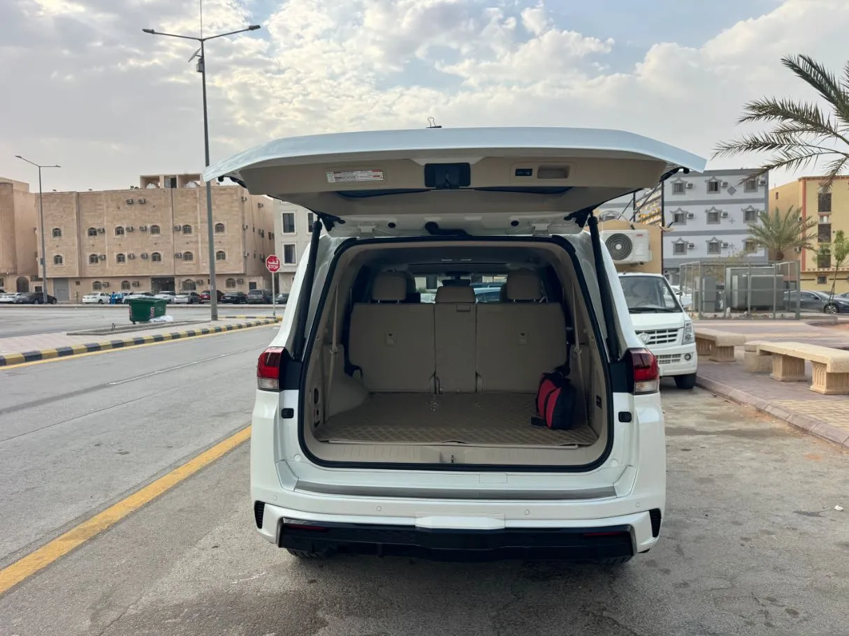 Car image 20