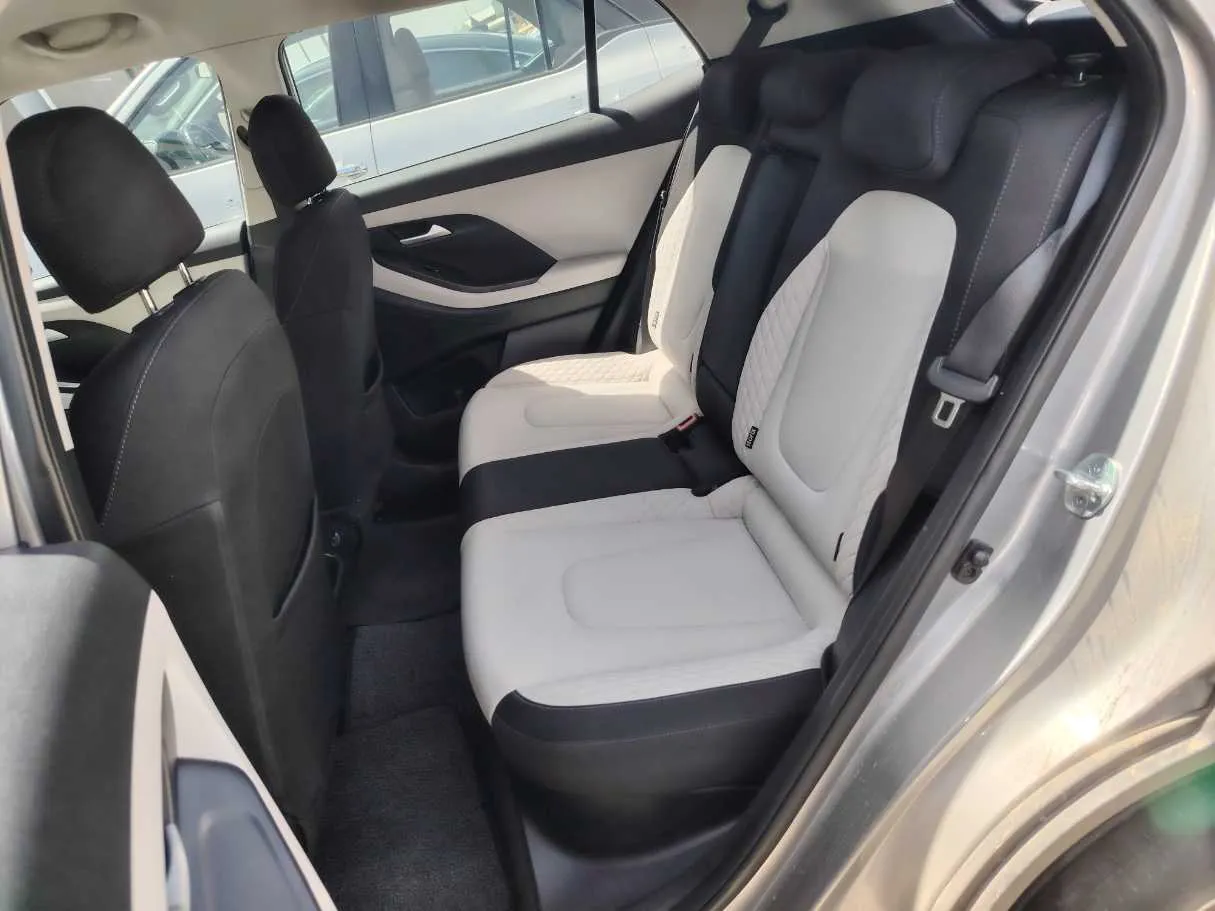 Car image 19