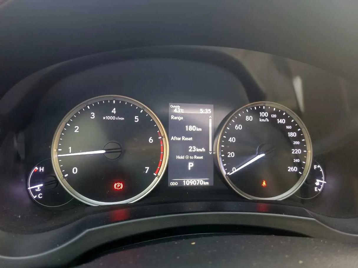 Car image 30