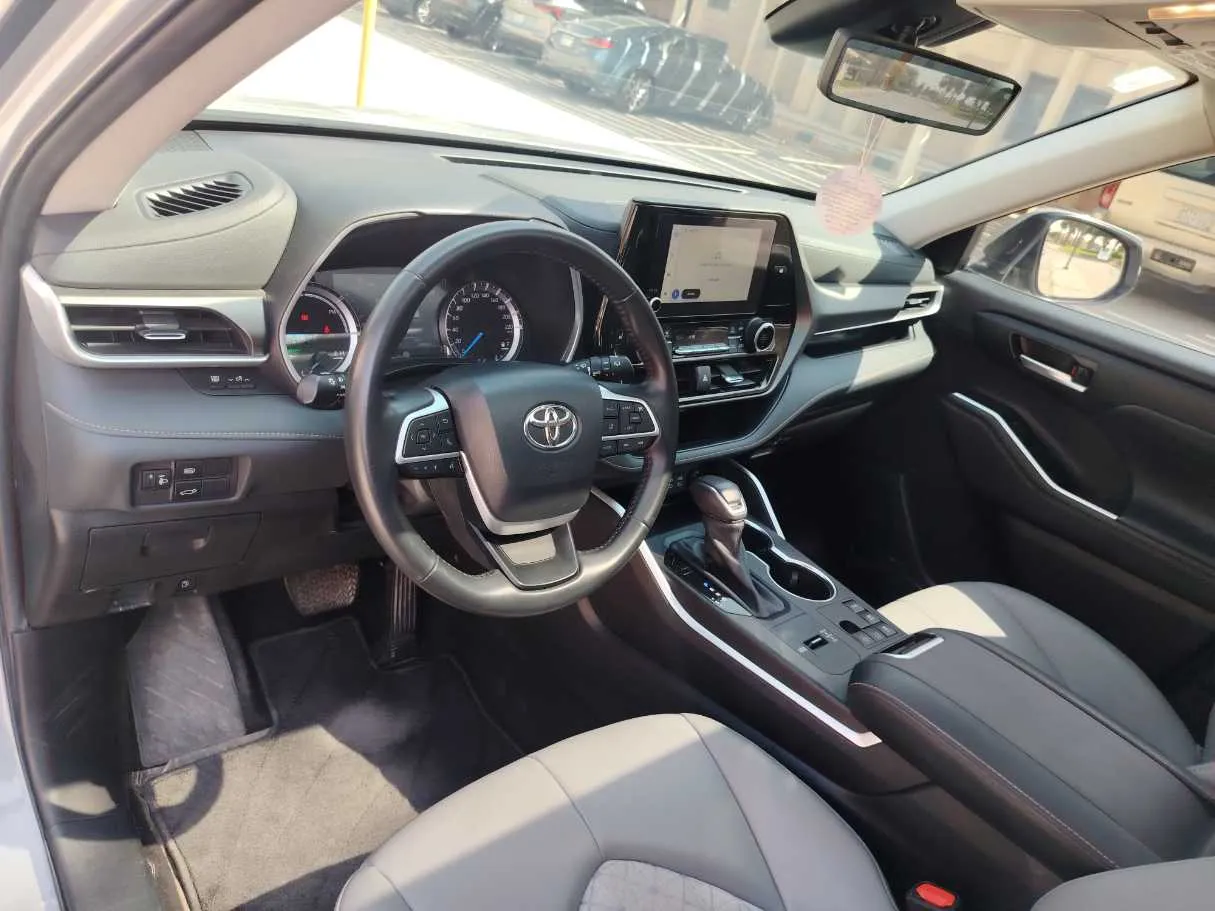 Car image 12