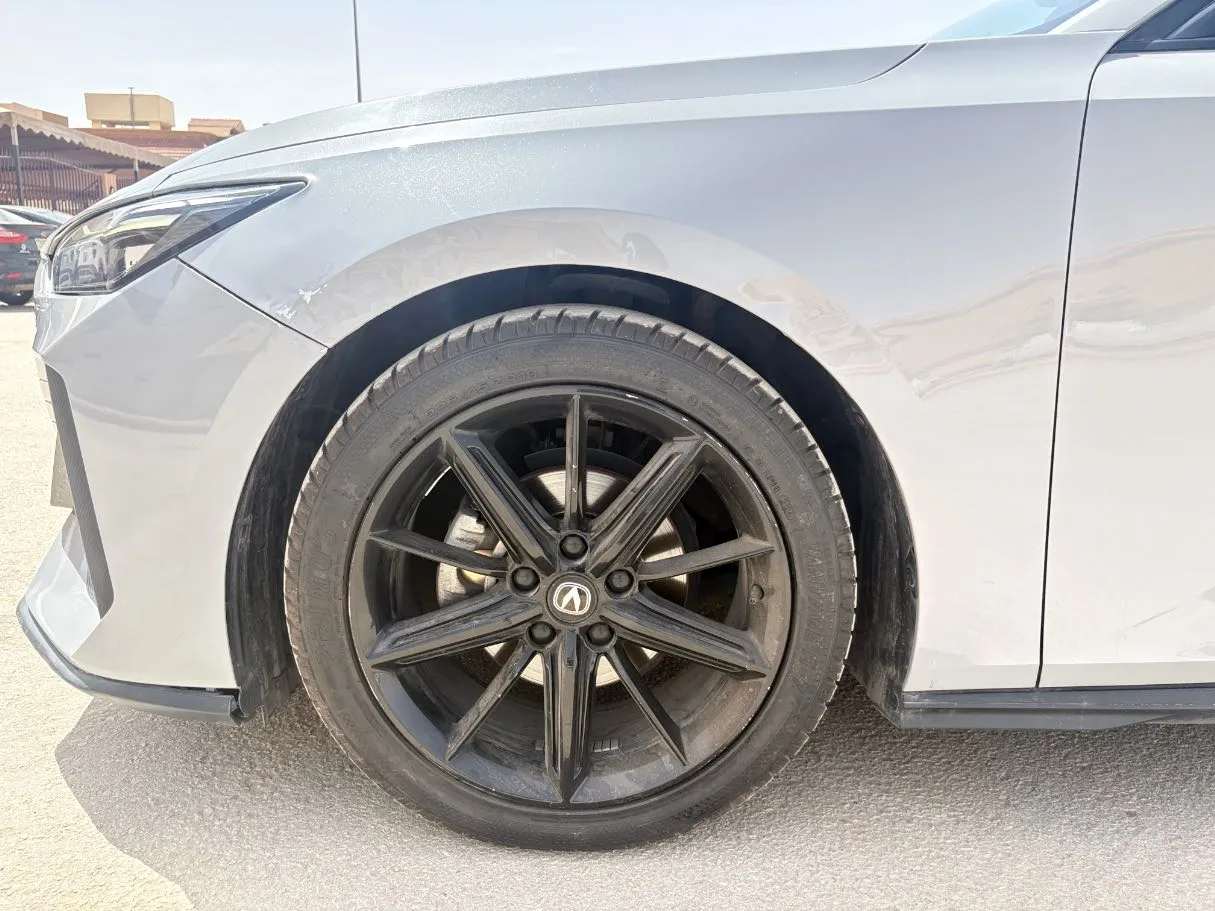 Car image 9