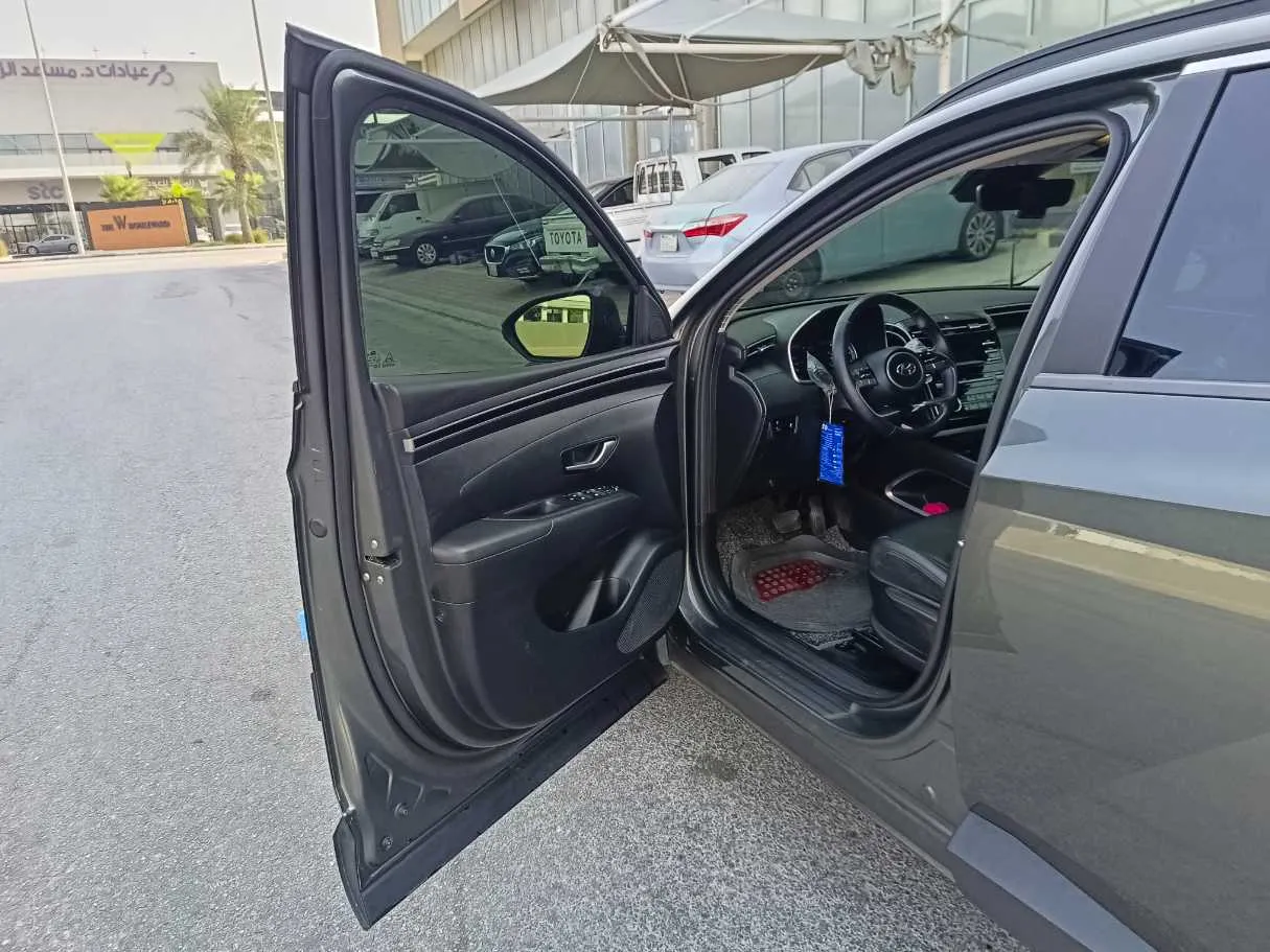 Car image 12