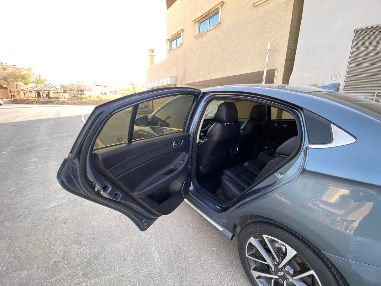 Car image 12