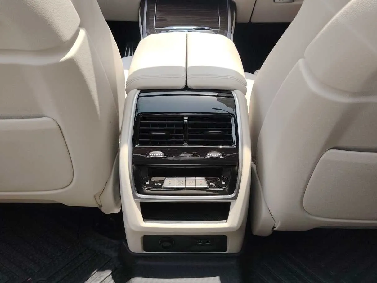 Car image 32