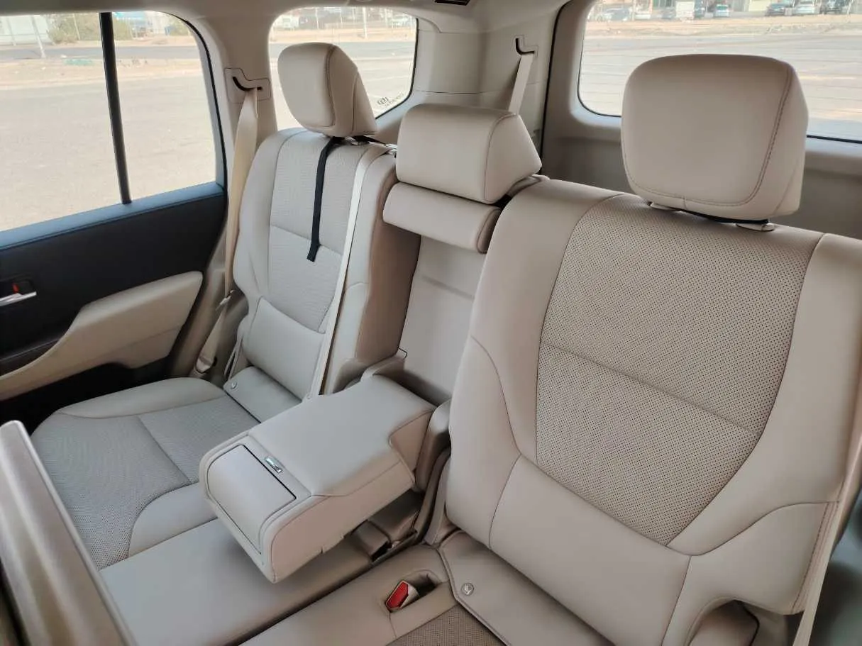 Car image 16