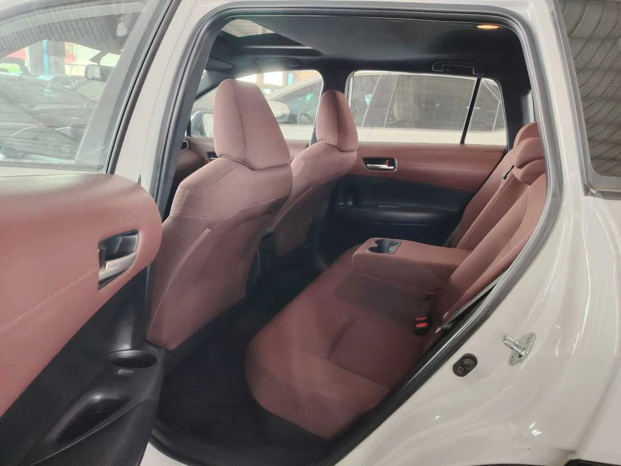 Car image 18