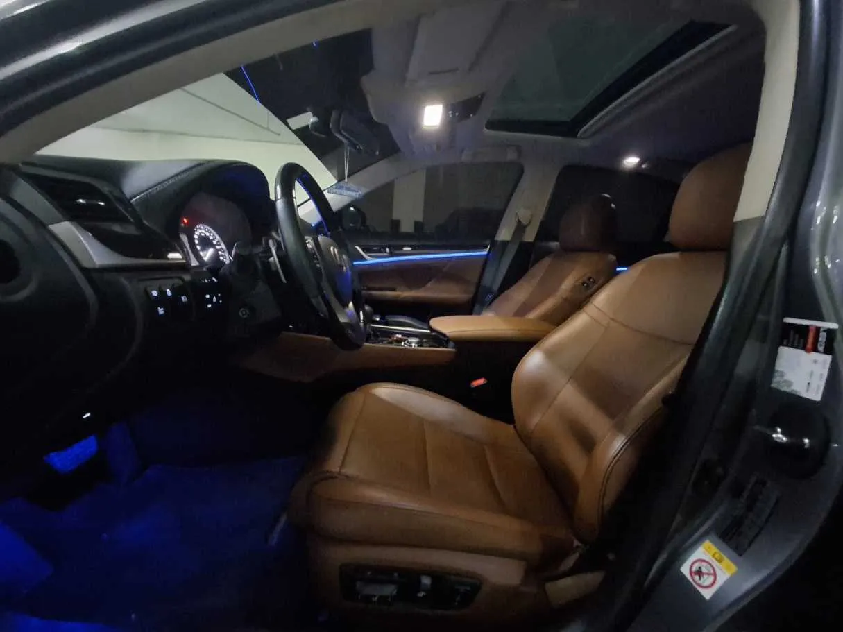 Car image 12