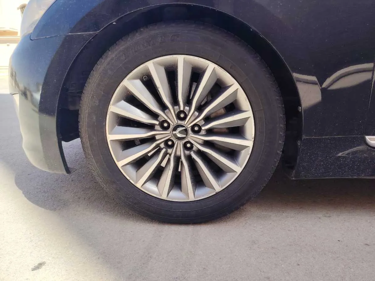 Car image 10