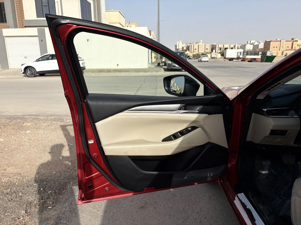 Car image 10