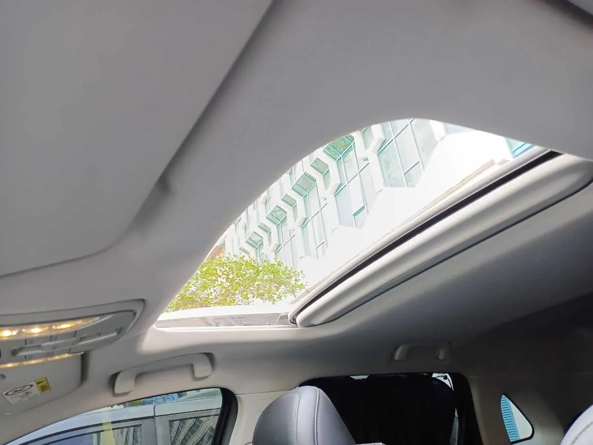 Car image 19