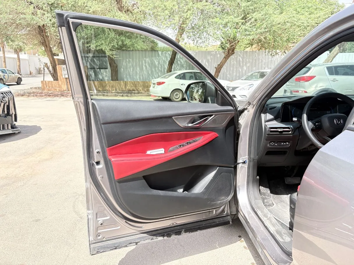 Car image 10