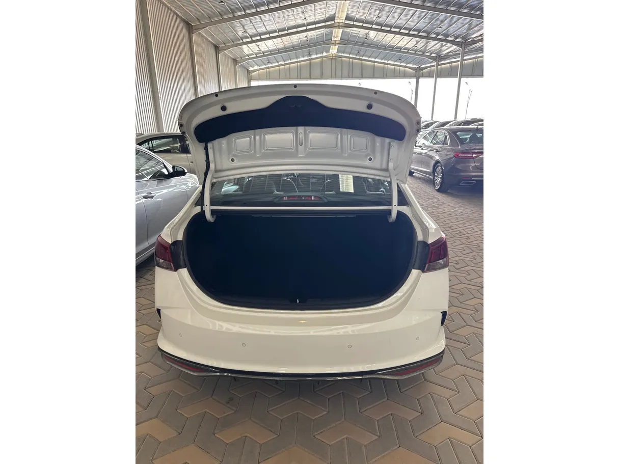Car image 18