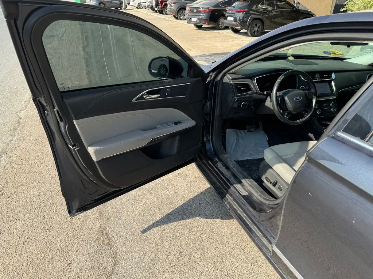 Car image 10