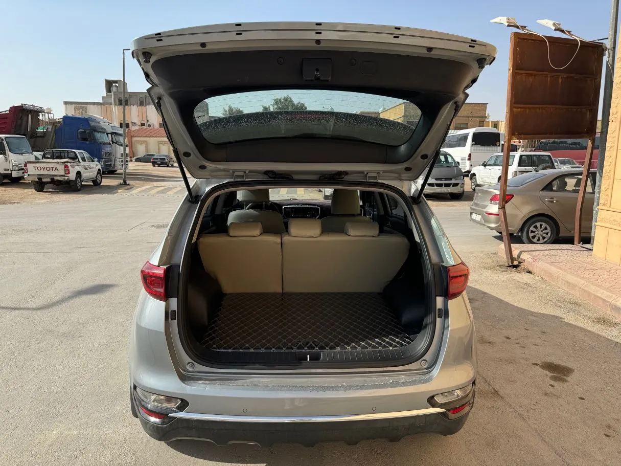 Car image 18