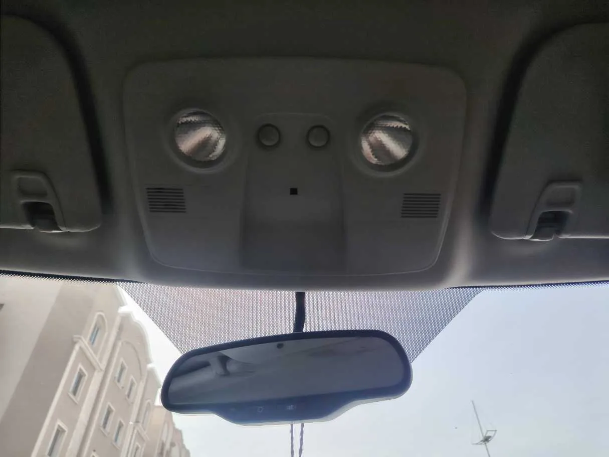 Car image 19