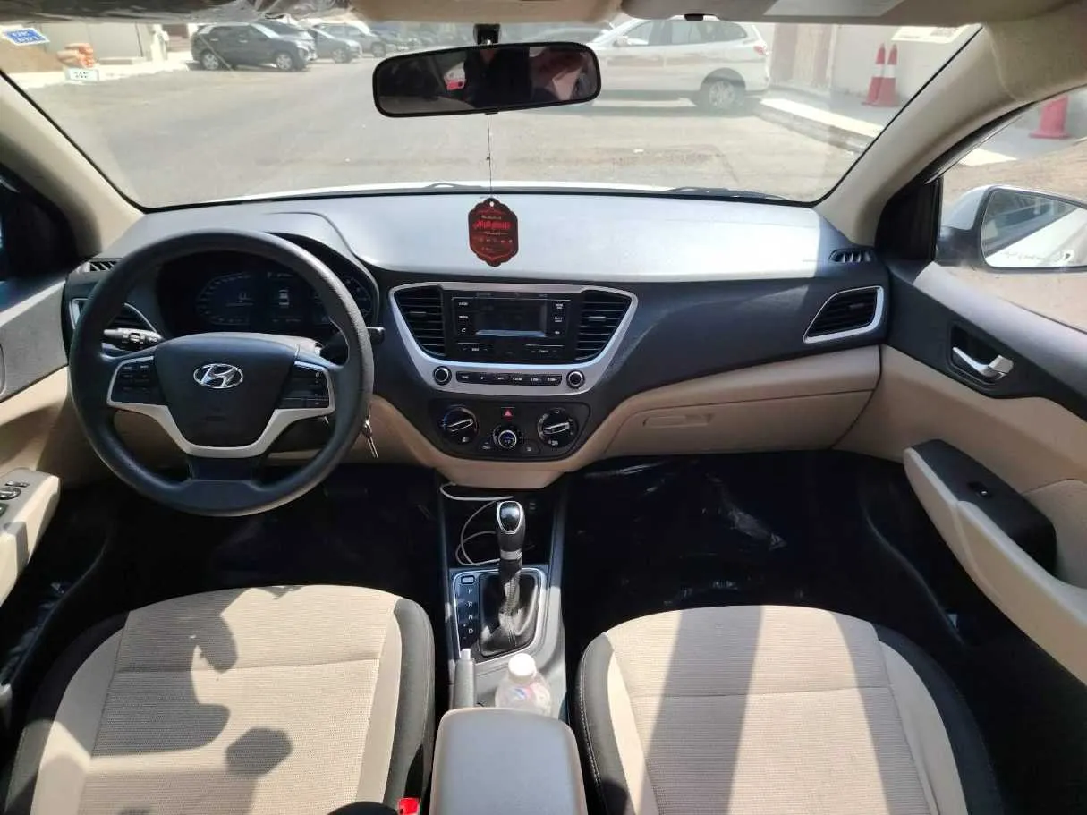 Car image 19