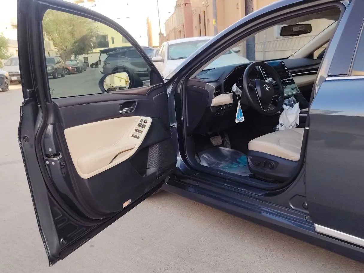 Car image 11