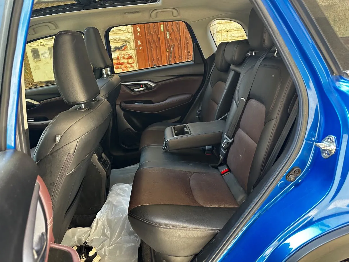 Car image 16
