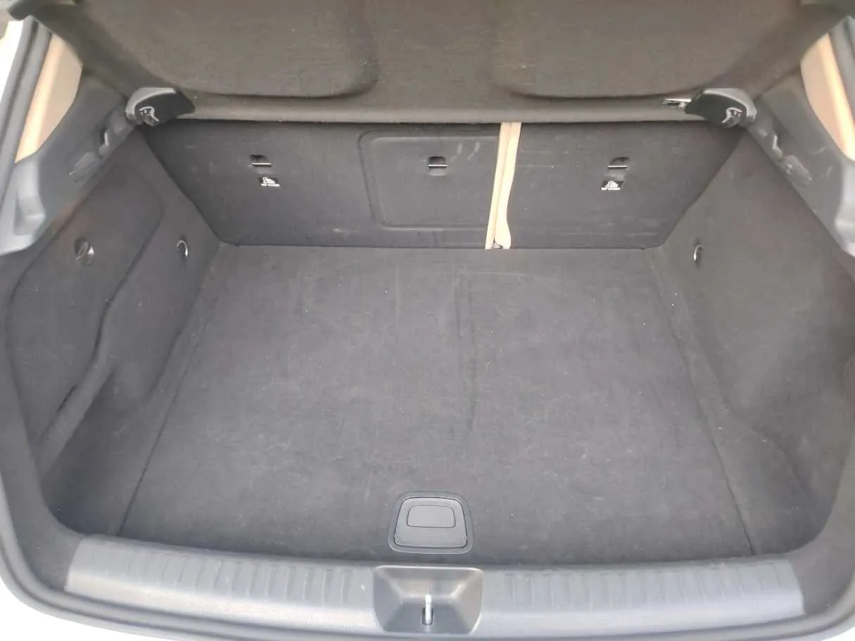 Car image 32