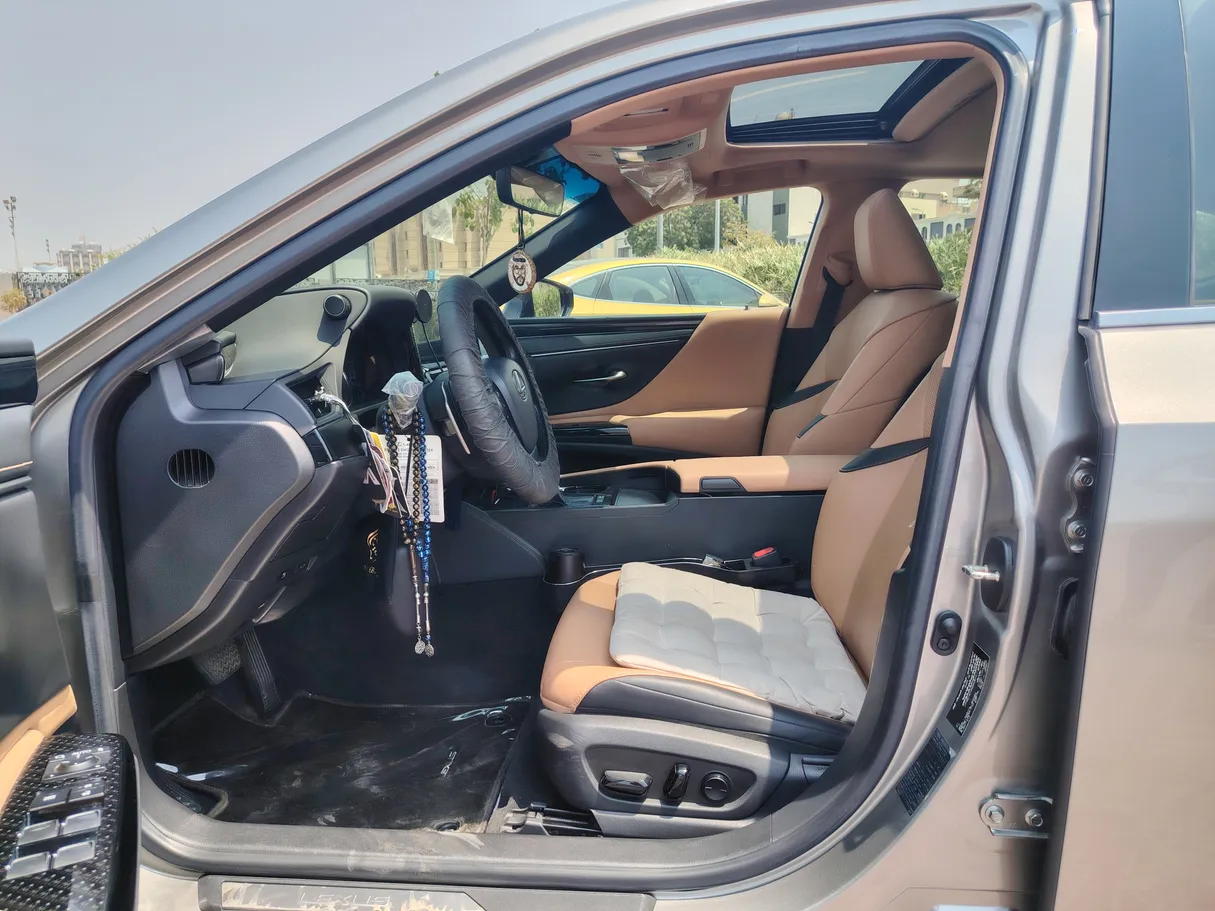 Car image 11