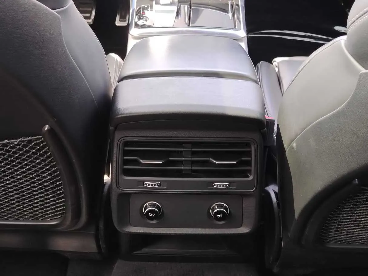 Car image 30