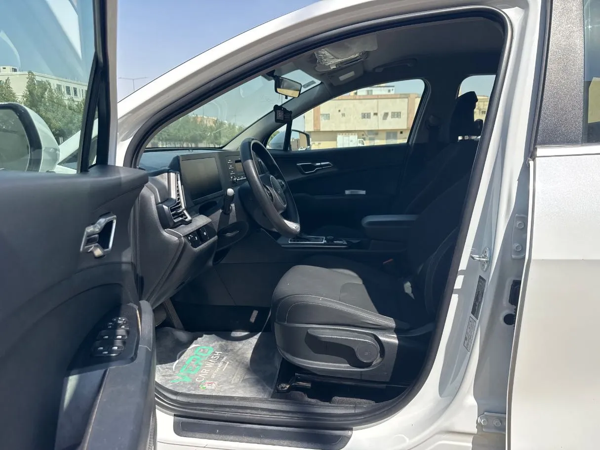 Car image 12