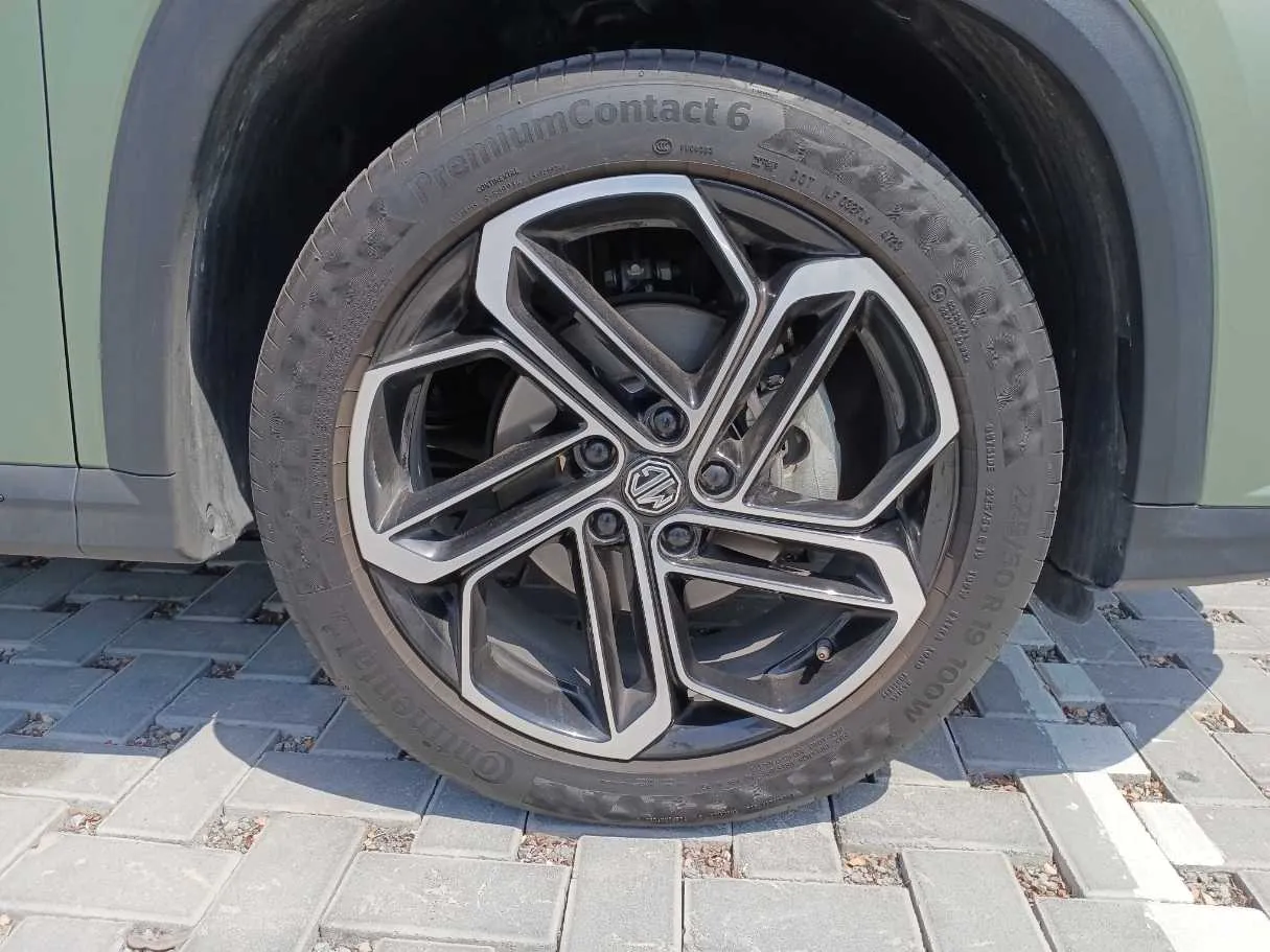 Car image 9