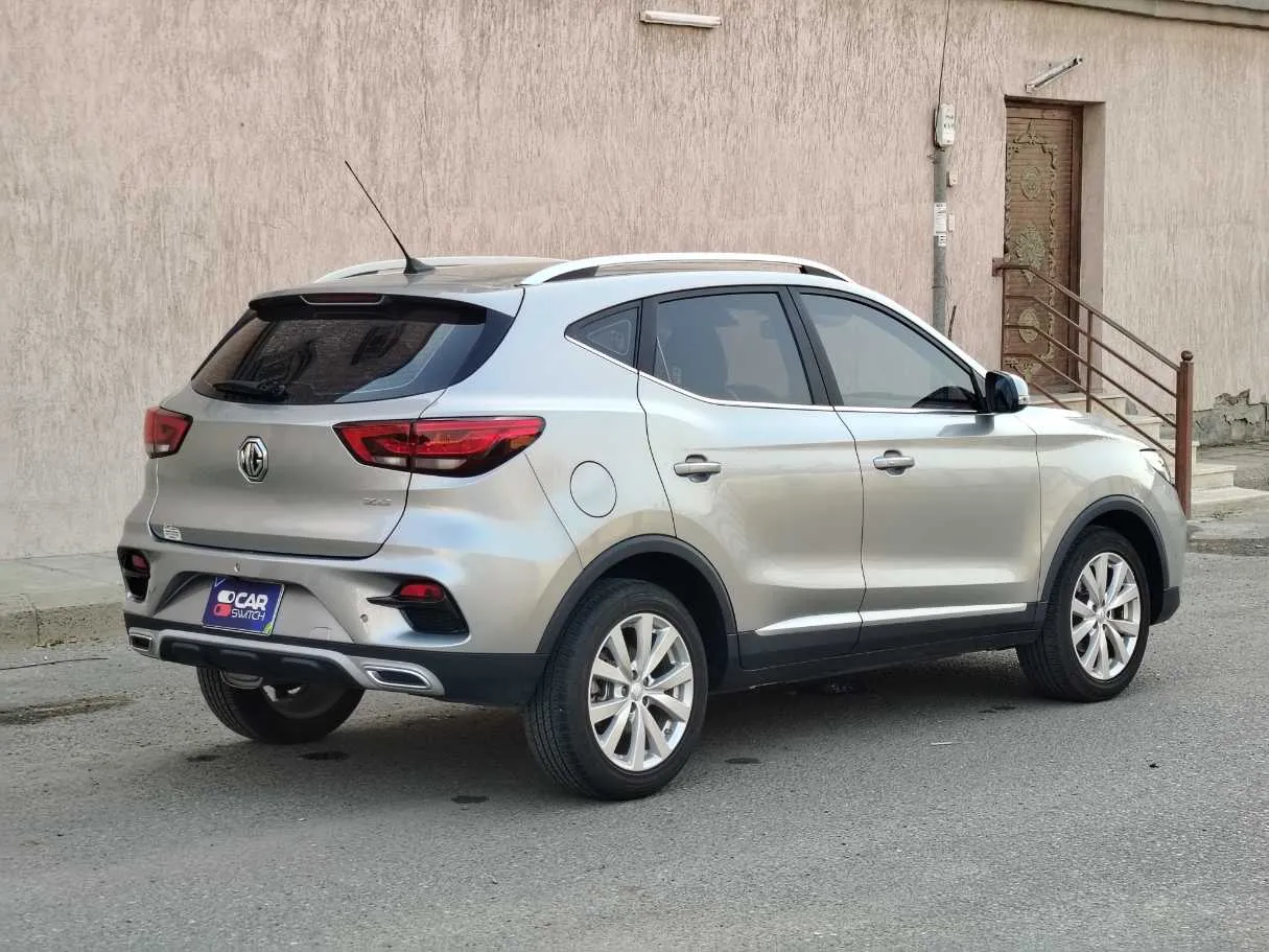 Car image 5