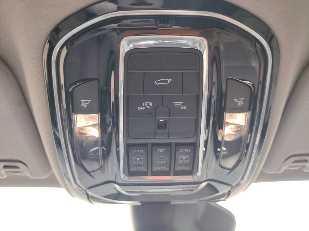 Car image 30