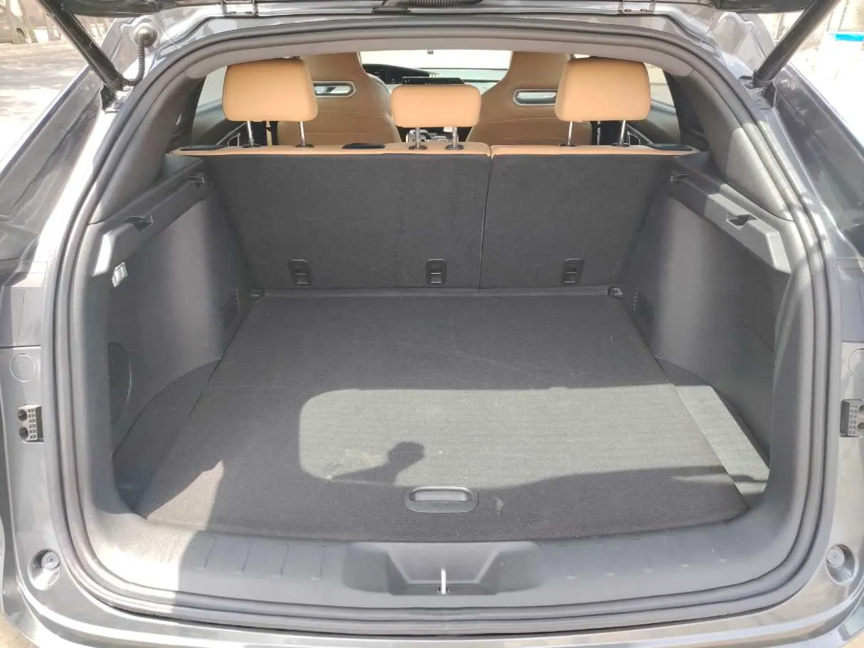 Car image 25