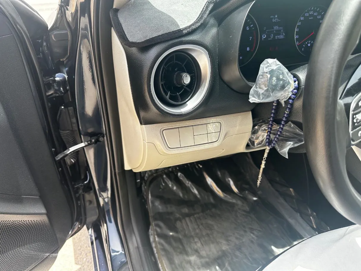 Car image 25